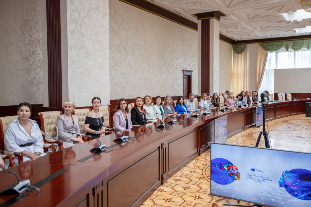 В РУДН прошла церемония награждения выпускников курса «Специалист по этикету, деловому протоколу и кросс-культурным коммуникациям»